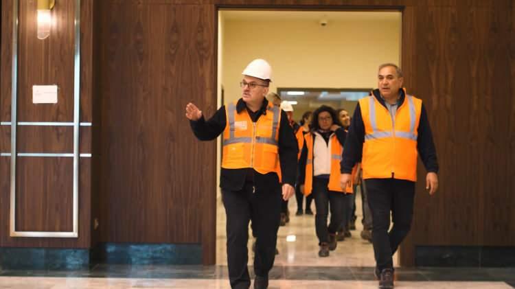<p>Son olarak final tabakası olan özel esneme özellikli taş mastik asfalt pist imalatının gerçekleştirildiği havalimanında zeminleri güçlendirmek için Türkiye'de ilk defa 810 bin metrekare alanda 3 sıra zemin oturmalarını önleyecek nitelikte geogrid malzeme kullanıldı.</p>
<p> </p>