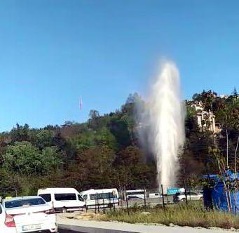 <p>Metrelerce yükseğe fışkıran su drone ile görüntülendi.</p>