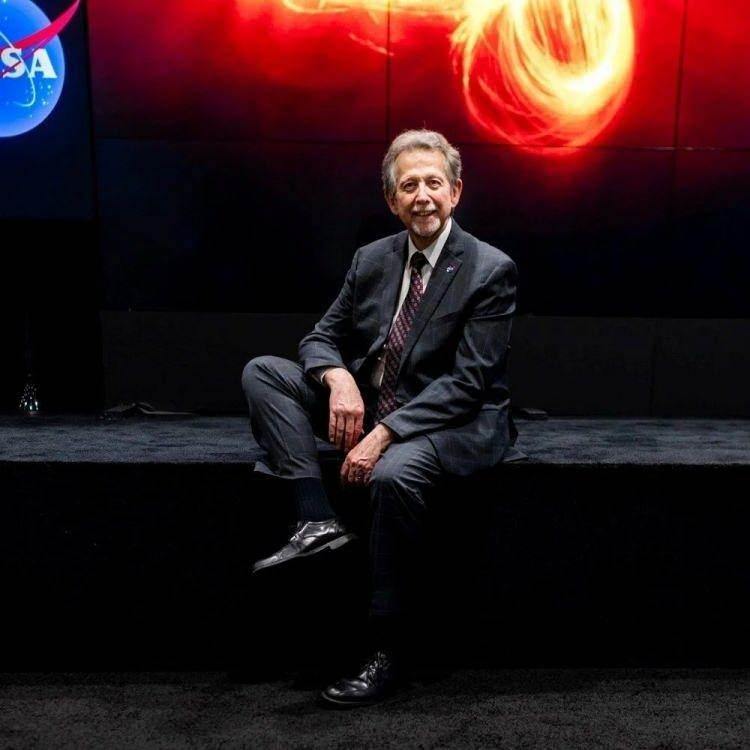 <div><strong>"YAPAY BİR ORTAM OLUŞTURMUYORUZ"</strong></div>

<div> </div>

<div>Green, "Bu, aslında iklimi yapay olarak değiştirdiğimiz bir terraformu değil. Doğanın yapmasına izin veriyoruz. Ve bunu bugün bildiğimiz fiziğe dayanarak yapıyoruz” dedi.. </div>

<div> </div>

<div><strong>ELON MUSK'TAN MARS TAHMİNİ</strong></div>

<div> </div>

<div>Öte yandan, SpaceX'in kurucusu Elon Musk, daha önce, Mars’ın atmosferini ısıtmak ve onu Dünya'nınkine yaklaştırmaya yardımcı olmak için gerekli olan yeterli miktarda karbondioksit salmak için Kızıl Gezegeni bombalamaktan bahsetmişti.</div>

<div> </div>

<div>Musk, teorik olarak büyük ölçüde değiştirilmiş bir atmosferin, insanların destek sistemleri veya tecrit habitatları kullanmadan Mars'ta yaşamasına ve kolonileşmesine izin vereceğini söyledi. Bu plan ilk olarak 2019'da ortaya çıktı, ancak Musk önümüzdeki beş ile  10 yıl içinde insanları Mars'ın yüzeyine taşımayı hedefliyor</div>
