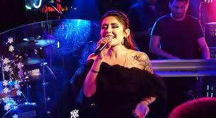 <p><span style="color:#800000"><strong>Melek Mosso, Yıldız Tilbe'nin "Vursalar Ölemem" isimli şarkısını yeniden yorumladığı video ile tanındı. Video 100 milyonun üzerinde izlenme yakaladı. Çukur dizisi için yapılan No.1'in "Hiç Işık Yok" şarkısında eşlik etti. Bu şarkı da 100 milyonun üzerinde izlendi. Melek Mosso daha sonra 2018 yılında söz ve müziğini kendisinin yaptığı teklisi "Kedi" ile uzun bir süre radyoların çalma listelerinde yer aldı.</strong></span></p>
<p> </p>