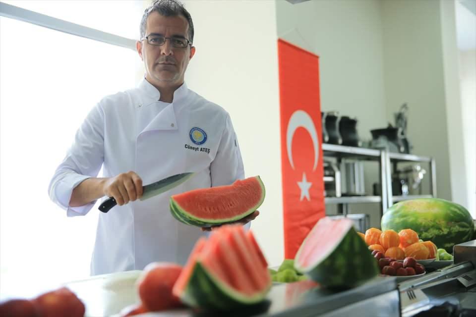 <p><em><strong>Farklı meslek dallarında çalışanların da bölüme rağbet gösterdiğini kaydeden Ateş, şöyle konuştu:</strong></em></p>
<p>"Öğretmenler, doktorasını yapanlar, polisler, avukatlar ve ev kadınları özel ilgi alanlarına göre öğrenci olarak bu mesleği öğrenmek istiyor. </p>