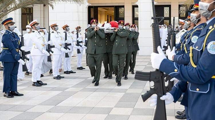 <p><strong>CENAZEYE KRALİYET AİLESİ DE KATILDI</strong></p>

<p>BAE resmi ajansı WAM'da yer alan habere göre, Al Nahyan'ın cenaze namazı Abu Dabi Veliaht Prensi Muhammed bin Zayid Al Nahyan ile Kraliyet ailesinin katılımıyla başkent Abu Dabi'deki Şeyh Sultan bin Zayid el-Evvel Camisi'nde kılındı.</p>
