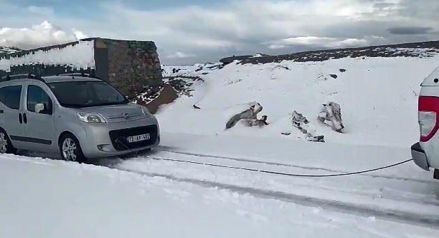 <p>Bitlis'in Tatvan ilçesinde <strong>Nemrut</strong> Dağı’na pancar toplamaya giden ve kar yağışı sonrası bölgede mahsur kalan 10 vatandaşı AFAD ve jandarma ekipleri kurtardı.</p>
