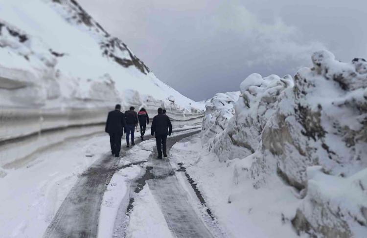 <p>Kar ve tipiye yakalandıklarını belirten vatandaşlardan Hakim Işık, “<strong>Nemrut</strong> Dağı’na pancar toplamaya geldik. Kar yağdı ve fırtınaya tutulduk. Bayanlarla birlikte mağdur kaldık.</p>
