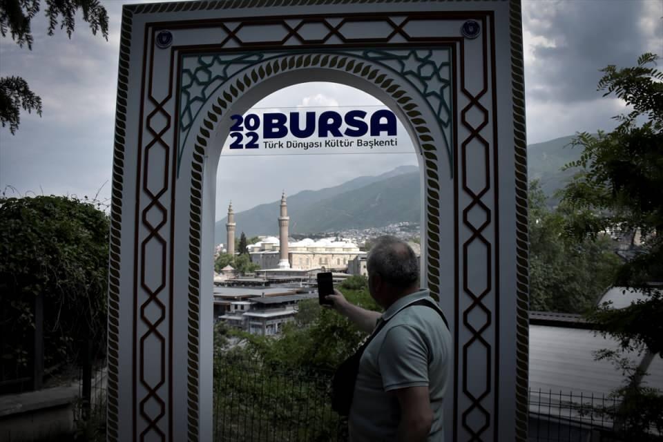 <p>Sosyal medyada Facebook, Twitter, Youtube ve Instagram sayfaları oluşturduklarını bildiren Şanlı, her cuma vaaz, hutbe ve namazların, dini günlerdeki programların camideki kameralar vasıtasıyla canlı yayınlandığını sözlerine ekledi.</p>

<p> </p>
