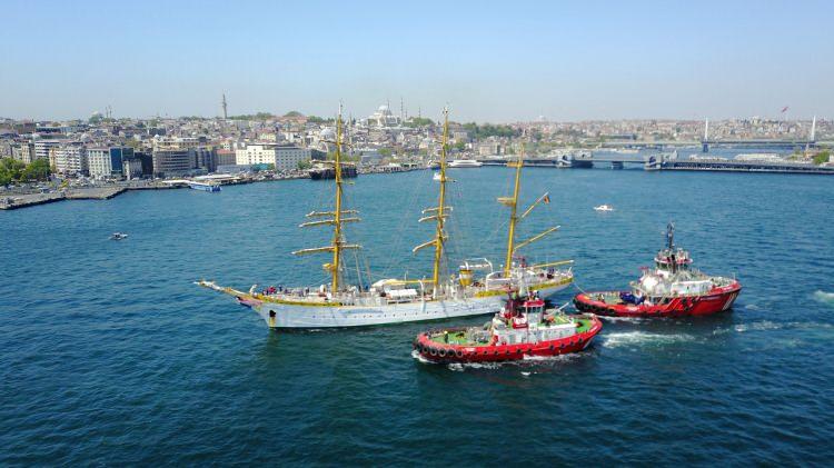<p>Romanya donanmasının 84 yaşındaki 3 direkli yelkenli eğitim gemisi, askeri öğrencileriyle İstanbul'a demirledi. Geminin Sarayburnu Limanına yanaşması havadan da görüntülendi. </p>

<p> </p>
