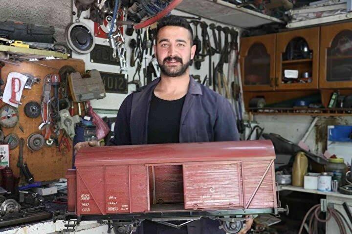 <p> Freni, dingili, ekartman açıklığı hepsi gerçeği ile bire birdir. Gerçek vagonda olan tüm özellikler üzerindedir. Bir vagon yaklaşık 1-1,5 ay zaman alıyor. Aslında yapabileceğimi düşünmüyordum. Atılınca o isteği ve hevesi de içerimde gördüm.</p>
