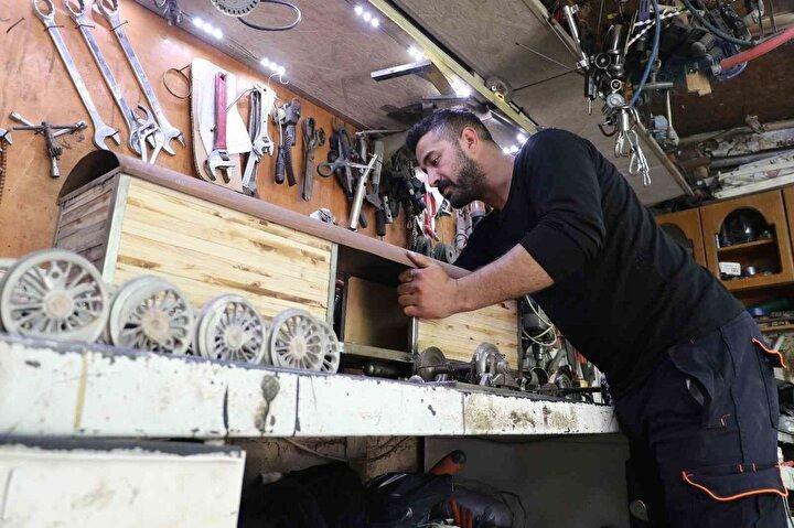 <p>Oradan başlayınca bizde bunu minyatüre dönüştürelim dedik. Nasip olursa bahçede bunun yürüyenini yapmak istiyorum. Çocukluğumdan beri her akşam gardayımdır. Oralarda gezerim. Trenler ile haşır neşir bir hayatım var” dedi.</p>
