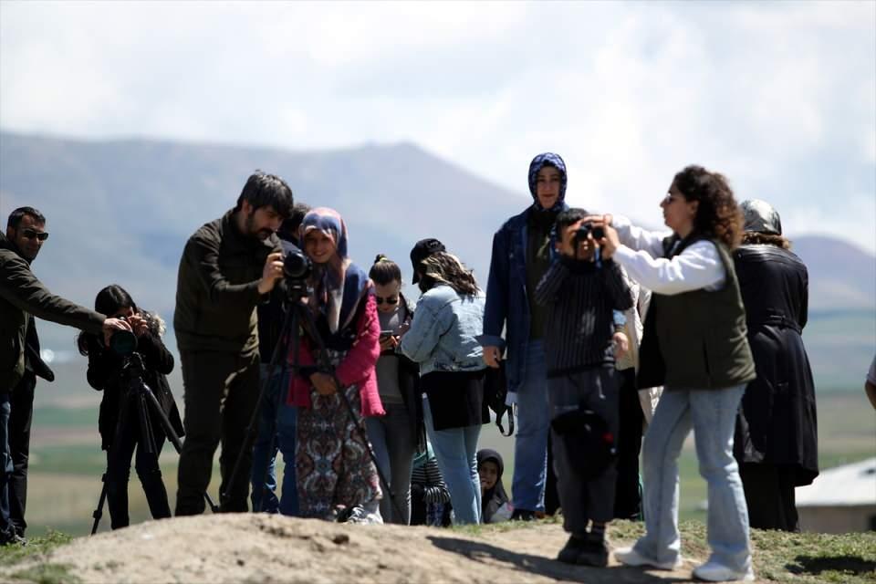 <p>Etkinlikte çocukların doğal hayatı öğrenme imkanı buluğunu belirten Aslan, "Etkinlikte hem sulak alanların önemini hem de ekolojik dengenin devam etmesi için göçmen kuşların yararlarını anlattık. Çocuklarda farkındalık oluşturmak amacıyla tedavi ettiğimiz bir kuşu da doğaya saldık. Genellikle kırsal okullardan gelen çocukların doğaya karşı daha duyarlı olduğunu tespit ettik bu da bizi sevindirdi." ifadelerini kullandı.</p>

<p> </p>

