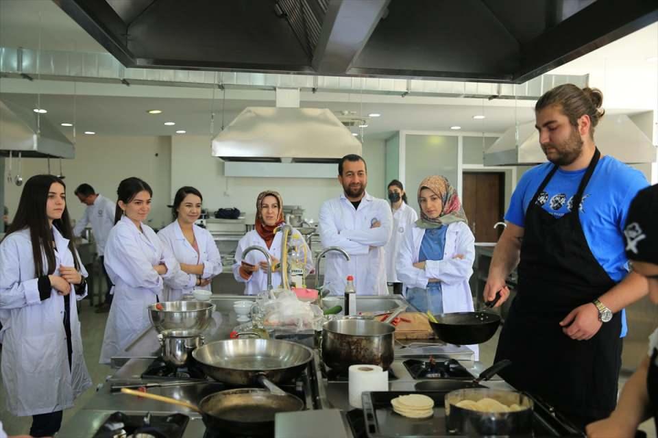<p>Aşçılığın eğlenceli ve güzel meslek olduğunu ifade eden Aslan, "Şu anda bile otellerden, restoranlardan iş teklifi alıyoruz. </p>