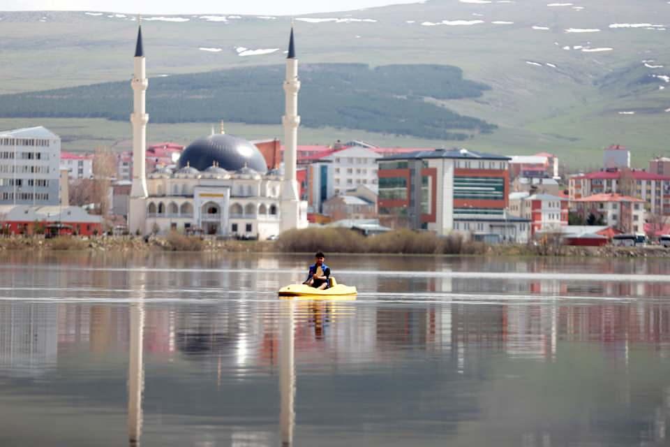 <p>Kano ile sular altında kalan ovada küçük bir gezinti yapan Aziz Matur, ’’Kano keyfini yaşatan Ardahan Gençlik merkezine teşekkür ediyorum. Muhteşem bir duyguydu’’ dedi.<br />
 </p>
