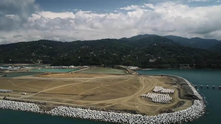 <p><strong>2 KİLOMETRELİK BAĞLANTI YOLU</strong></p>
<p> </p>
<p>450 araç kapasiteli otopark ile çok amaçlı garaj binalarının yer aldığı Rize-Artvin Havalimanı'nda ayrıca teknik blok, Isı ve Güç Merkezleri, Yangın ve Kurtarma İstasyonu ile Katı Atık Merkezi gibi bloklar da inşa edildi. Kara yolu ulaşımı için 2 kilometrelik bağlantı ve köprülü kavşağın yapıldığı havalimanına 470 metre uzunluğunda viyadük inşa edildi.</p>