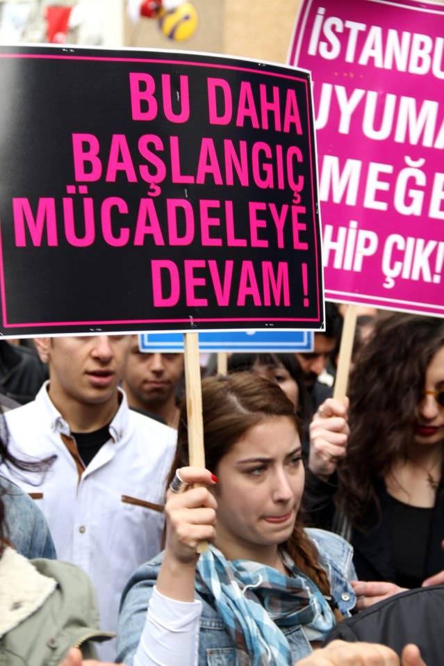 <p><strong>İnsanları galeyana getiren sanatçılar günlerce Taksim'de protestolar yaparak binanın yıkılıp yerine yeni bina yapılmasını istemediklerini yeni binaya da asla ayak basmayacaklarını belirtmişlerdi. Kamuoyunda ciddi bir algı oluşturmaya çalışan sanatçılardan Cem Yılmaz ise 32.İstanbul Film Festivali'nde skandal bir açıklamaya yer vermişti. </strong></p>