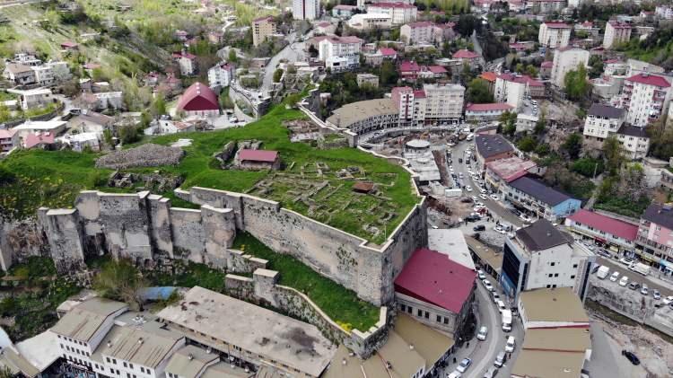 <p>Biz böyle bir çalışmayı yürütmekten gerçekten çok gururluyuz mutluyuz. İnşallah Bitlis hakikaten sahip olduğu o kadim kent kimliğine asıl şimdi göstererek kavuşmuş olacak” diye konuştu.</p>
