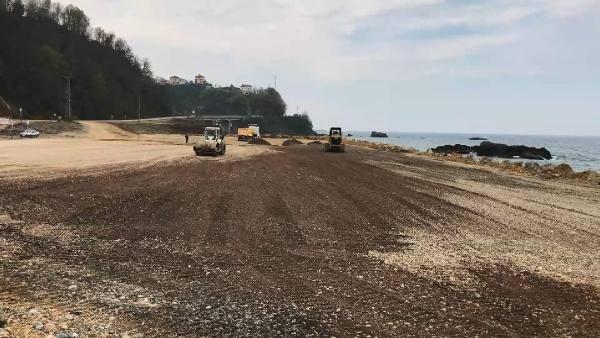 <p>Deniz altında sismik cihazlarla ölçümlerin ardından 300 tonluk vinçle 35 ve 45 ton ağırlığındaki 20 bin 500 adet 'x blok elemanı' dalgıçlar tarafından deniz altına yerleştirildi. Deniz dolgusu için 100 milyon ton taş kullanılan havalimanında, 304 kazık üzerine de 76 yaklaşım ışığı konuldu.</p>