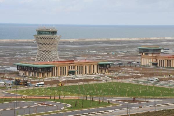 <p>Yurt içi ve yurt dışı uçuşların yapılabileceği 3 bin metre uzunluğunda, 45 metre genişliğinde pistle 265 metreye 45 metre ölçülerinde taksi yolunun yer aldığı Rize-Artvin Havalimanı, 47 bin 133 metrekare kapalı alandan oluşuyor. Havalimanı 3 milyon metrekare alanıyla Türkiye'nin 783 bin 562 kilometrekare olan yüz ölçümünü de değiştirdi.</p>
