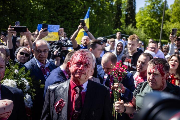 <p>Ukrayna bayrakları taşıyan protestocular, Rusya karşıtı sloganlar attı.</p>
