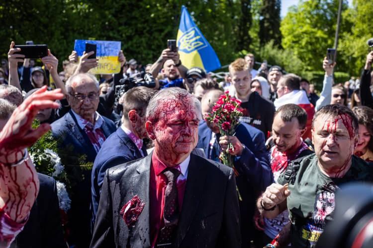 <p>Büyükelçinin üzeirne atılan kırmızı boyanın ardından Ukrayna yanlılarının protestoları arttı.</p>
