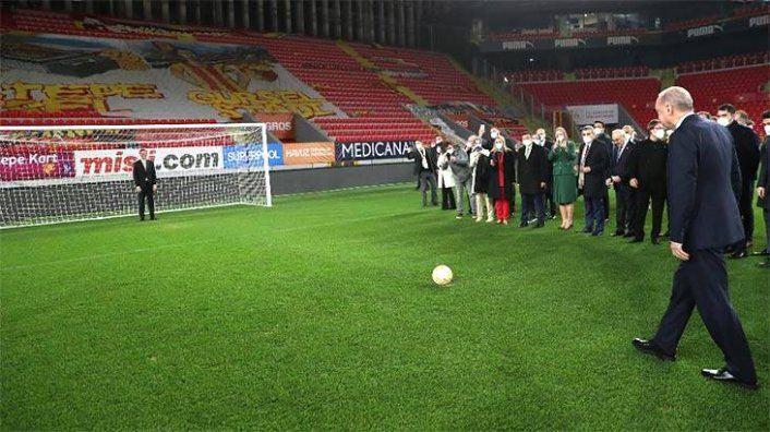 <p>22 Şubat 2021'de İzmir'de resmi açılışı gerçekleştirilen Gürsel Aksel Stadı'nda futbol oynadığı anları sosyal medya hesabından paylaşmıştı. </p>
