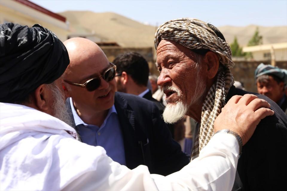 <p>Bamyan Valisi Mevlevi Abdullah Serhadi de Türkiye'nin İslam coğrafyasında yaşanan insani krizlerde her zaman Müslümanların yanında olduğunu belirterek, Afganistan'a yapılan yardımlar nedeniyle Türkiye ve Türk kurumlarına teşekkür etti.</p>

<p> </p>
