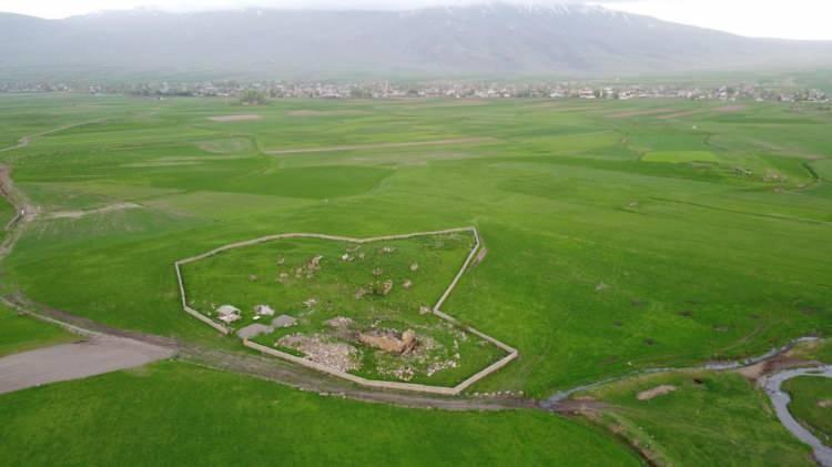 <p>Bitlis’in Güroymak ilçesine bağlı Gölbaşı beldesinde bulunan tescilli “Hazır Baba Türbesi” bakımsızlık ve tahribatlar nedeniyle yok olma tehlikesi yaşıyor.</p>