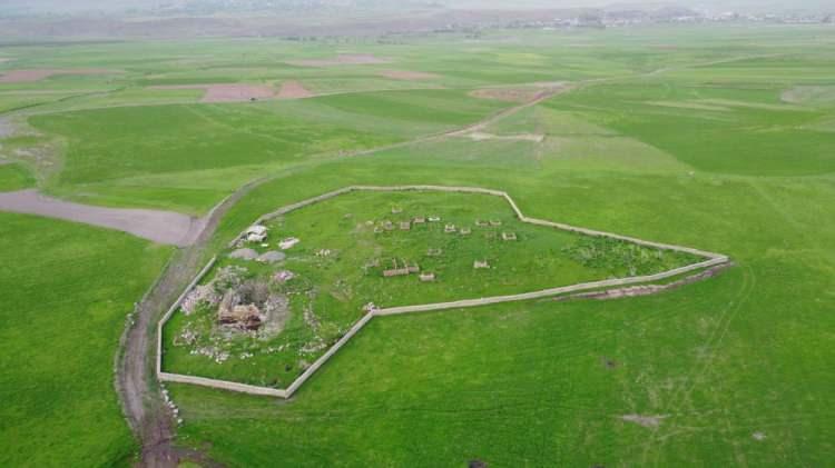 <p>Belediye yetkilileri de tarihi yapının yeniden ayağa kaldırılması için bir girişim başlatacaklarını dile getirdiler.<br />
Öte yandan, sadece belirli bilgilerin bulunduğu tarihi türbe ile ilgili bazı akademik araştırmalar da bulunuyor. Yapılan akademik araştırmalarda türbenin tarihiyle ilgili bilgilere yer verilmezken, Hazır Baba ile ilgili şu ifadelere yer verildi:</p>