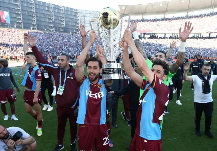<p>Trabzonsporlu futbolcular, Spor Toto Süper Lig'in 37. haftasında Altay'ı 2-1 yendikleri karşılaşmanın ardından Atatürk Olimpiyat Stadı'nda şampiyonluğu bordo-mavili taraftarlarla birlikte kutladı.</p>
