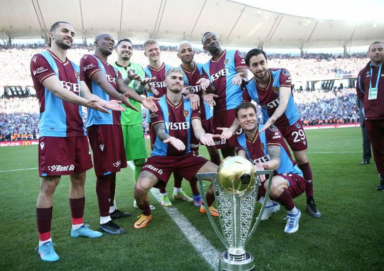 <p>Maçın bitiş düdüğünün ardından futbolcular, orta sahada bir araya geldi. Sahaya getirilen şampiyonluk kupası Trabzonspor'un takım kaptanı Uğurcan Çakır'ın ellerinde havaya kaldırılınca statta büyük bir coşku yaşandı.</p>
