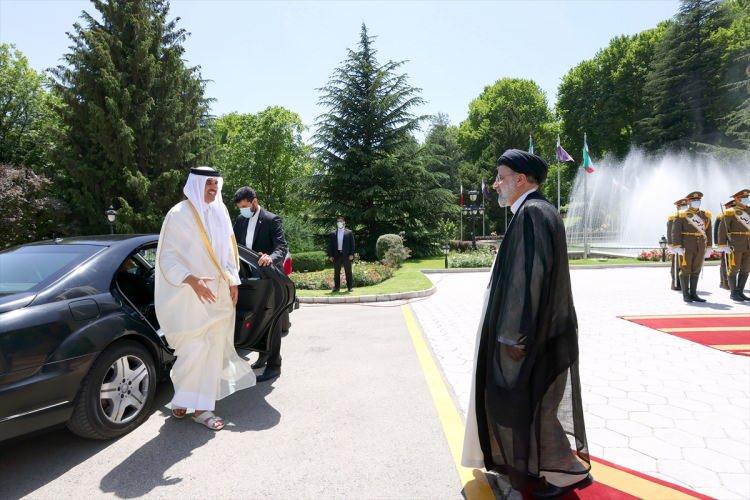 <p>Katar Emiri Temim bin Hamad es-Sani (sağda), resmi temaslarda bulunmak üzere geldiği İran'ın başkenti Tahran'da İran Cumhurbaşkanı İbrahim Reis (solda) tarafından Sadabat Sarayı'nda resmi törenle karşılandı.</p>

<p> </p>
