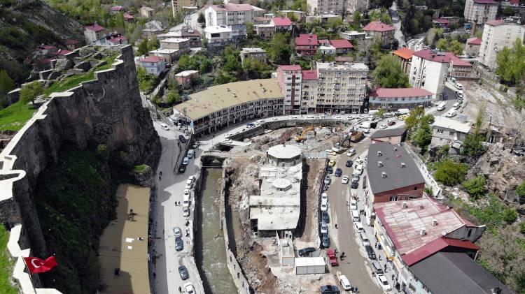 <p>Ama bize hakikaten gördüğümüz zaman şaşırtan bir sayıda köprüye kavuşmuş oldu. Bunların restorasyonunu mevzuat gereği Karayolları Genel Müdürlüğümüz yapacak. Bu köprülerin ihalesi de önümüzdeki günlerde yapılacak. </p>