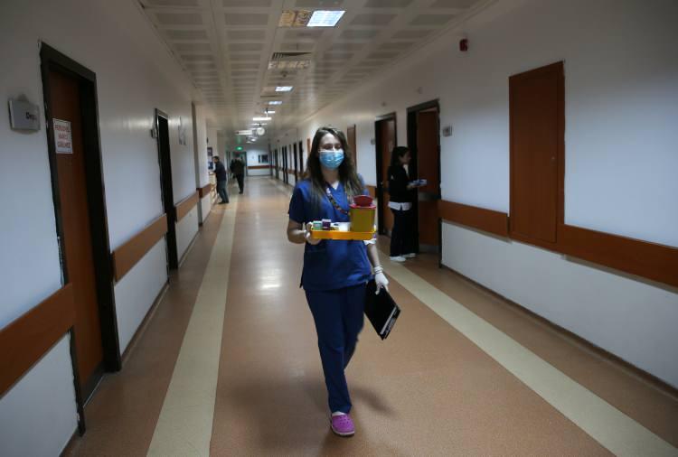 <p>"2020'den bu yana 1500 hastaya eğitim ve diploma verdim. Bu hastaları 3 ayda bir kan değerlerini kontrol ettirmeleri, doktora düzenli gitmeleri, düzenli beslenme ve diyete uymaları konusunda bilgilendiriyoruz, liste almaları için diyetisyene yönlendiriyoruz. Bu şekilde hastalarımıza eğitim veriyoruz."</p>