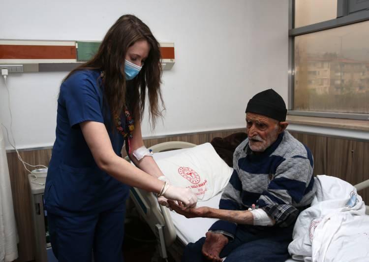 <p>Aynı zamanda Kızılay gönüllüsü olduğunu ifade eden hemşire Durmaz, şunları anlattı:</p>

<p>"Mesai bittikten sonra yardıma muhtaç ailelere yardım kolisi götürüyoruz. Onlarla sohbet ediyoruz, sıkıntılarını dinliyoruz. Elimizden geldiğince sıkıntılarını çözmeye çalışıyoruz. </p>
