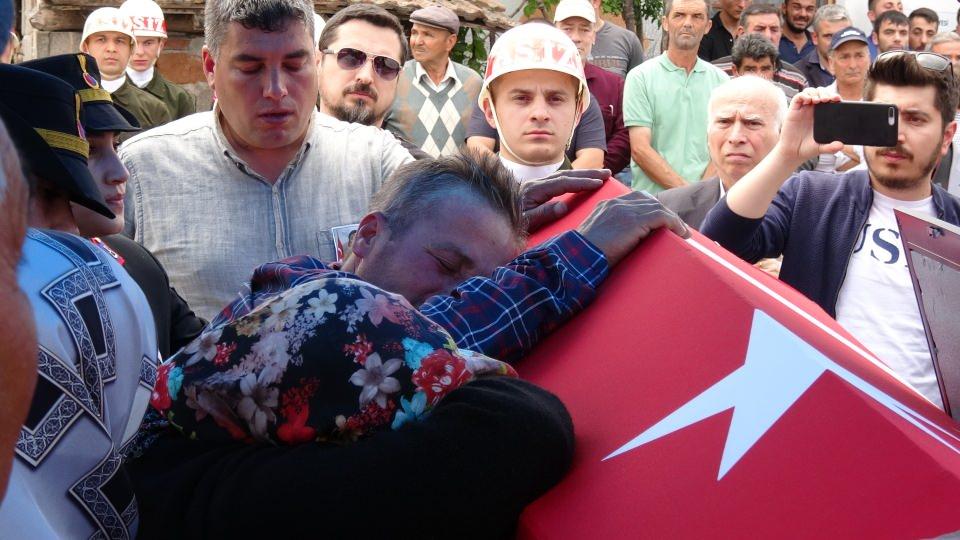 <p>Törende, şehidin babası Mehmet Salar (44) ve annesi Fatma Salar (40), görevlilerin desteğiyle ayakta durmaya çalıştı. Salar çifti, evin tek çocuğu olan oğullarının Türk bayrağına sarılı tabutu başında gözyaşı döktü.</p>