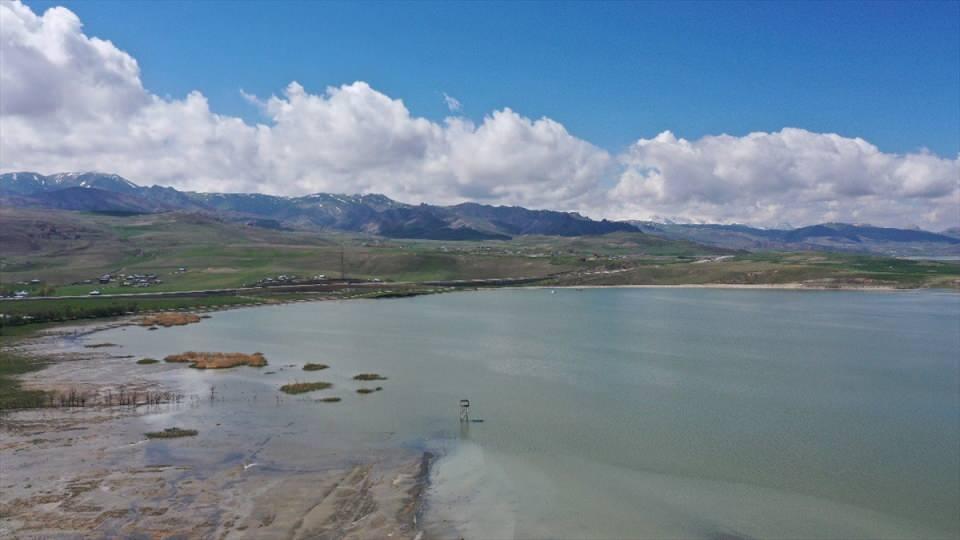 <p>Van'da "Dünya Göçmen Kuşlar Günü" kapsamında düzenlenen etkinliğe katılan öğrenciler, teleskopla kuş gözlemi yaptı.</p>
<p> </p>