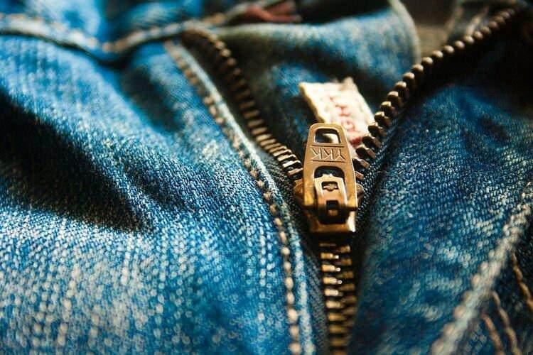 <p><span style="color:#B22222"><strong>FERMUAR SIKIŞMASINDA</strong></span></p>
<p><span style="color:#0000CD"><strong>Eğer çantanızın, cüzdanınızın, pantolonunuzun ya da elbisenizin fermuarı kapanmıyorsa ve aceleniz varsa fermuara vazelin sürerek kayganlaştırabilirsiniz. Böylece zamandan kazanarak sorunu halletmiş olursunuz.</strong></span></p>