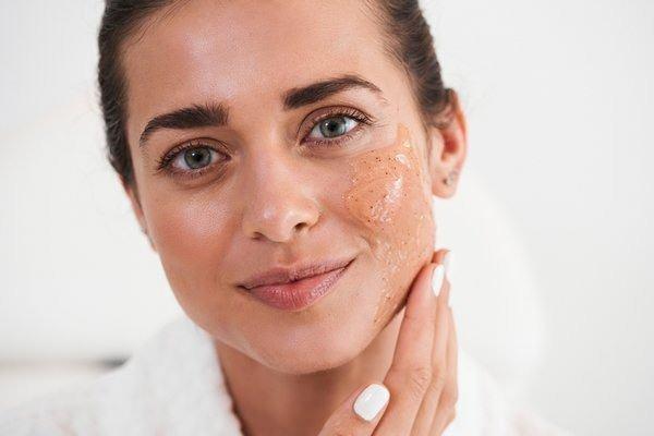 <p><span style="color:#B22222"><strong>ETKİLİ PEELİNG UYGULAMASINDA</strong></span></p>
<p><span style="color:#0000CD"><strong>Peeling, ciltte istenmeyen lekeleri, kirliliği ve ölü derileri ortadan kaldırarak en taze cilt katmanın ortadan kalkmasını sağlar. Vazelin ise nazik bir peelingin en iyi yöntemlerinden birini oluşturur. Biraz şeker veya deniz tuzu ekleyerek vazelini iyice karıştırın. Ardından bu karışımı dairesel hareketlerle peeling uygulamak istediğiniz bölgeye sürün. Birkaç dakika uygulama sırasında cildinizde hem nemlendirme hem de ölü deriyi ortadan kaldırma işlemini tamamlayabilirsiniz.</strong></span></p>