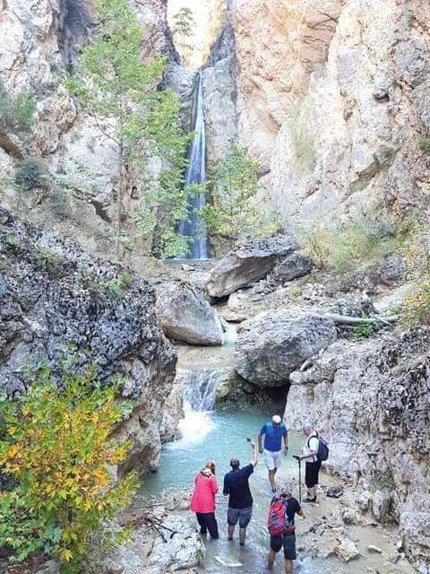 <p>Denizli’nin Çameli ilçesinde bir çobanın dağlık bölgeye koyunlarının kaçmasıyla tesadüfen bulunan Emecik Kanyonunun doğa turizmine kazandırılması için proje hazırlandı. Tabiat Varlıkları Kurulunca onaylanan proje sayesinde kanyonun, yerli ve yabancı turistlerin uğrak adreslerinden biri olması bekleniliyor.</p>