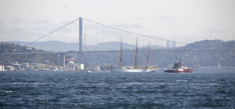 <p>1938 yılında Hamburg'ta yapımı tamamlanan 82 metre uzunluğundaki 3 direkli eğitim gemisinin güvertesinde çok sayıda askeri öğrencinin olduğu görüldü. </p>