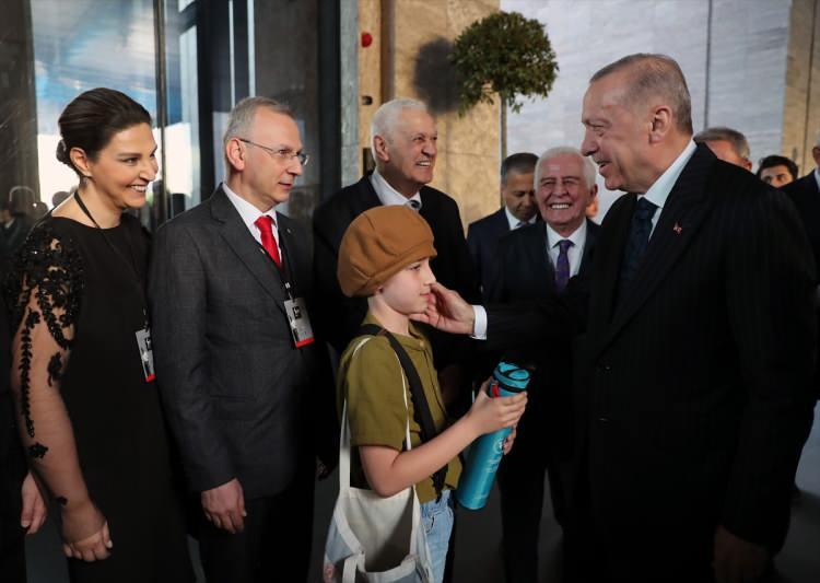 <p>Eserlerinde sık sık vurguladığı Türk kavramıyla, Selçuklu'dan ve Osmanlı’dan tavazzuh ettiğimiz değerlere sahip çıkıyordu. Bilhassa 14 ve 19. asır arasında 500 yıllık devrede milletimizin yetiştirdiği büyük şahsiyetleri örnek gösteriyor, onları kendi üslubuyla tanıtıyordu. Üstadın bu heyecanlı dili ve üslubu sevenleri için numune-i imtisal olurdu. Öz yurdunda parya muamelesi gören bu millet, tarih sayfasına tekrar çıkmak için ihtiyacı olan özgüveni onun kelimelerinde buldu. Necip Fazıl bu millete kimsenin icazetine, inayetine muhtaç olmadan ruh kökünden aldığı kuvvetle var olacağını gösterdi” diye konuştu.</p>