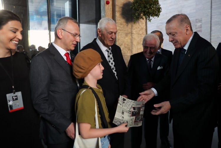 <p>Serginin açılış töreninde konuşan Erdoğan, “Vefat günü olan 26 Mayıs’ta ikindi namazını müteakip Ayasofya Camii'nde hatim duası yapılacak. Üstat verdiği bir konferansta Ayasofya için şöyle diyordu, ‘Ayasofya açılacak, hem de öylesine açılacak ki kaybedilen bütün manalar, zincire vurulmuş masumlar gibi içinden fırlayacak. Öylesine açılacak ki bu millete iyilik ve kötülük etmişlerin dosyaları onun mahzenlerinde ele geçirilecek.’ Hamdolsun Ayasofya tam da üstadın dediği şekilde açıldı. Kendisinin ardından okunan hatmin duasının orada yapılacak olması da manevi kurtuluş savaşının bütün meselelerinin çıktığı yer diye tarif ettiği, bu ulu mabedin asli misyonuna dönüşünün işaretidir” dedi.</p>