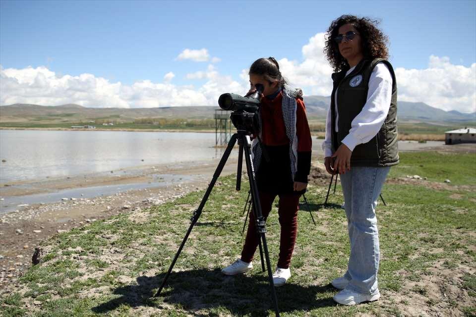 <p>Karagündüz Ortaokulu öğretmenlerinden Didem Yaşar ise "Bugün buraya göçmen kuşları gözleyebilmeleri için çocuklarımızı getirdik. Çok faydalı bir etkinlik oldu. Göçmen kuşların buralara gelmesi bizi mutlu ediyor. Biz de flamingo ve farklı kuş türlerini yakından gördüğümüz için çocuklar kadar mutu olduk. Çocuklar, kitaplardan ya da televizyonlardan gördükleri kuşları yakından görme imkanı buldu." diye konuştu.</p>

<p> </p>
