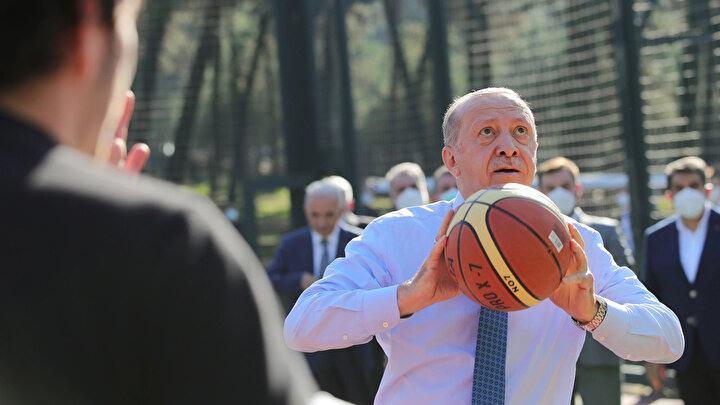 <p>Erdoğan geçen yıl da açılış için gittiği Ümraniye Millet Bahçesi'nde gençlerle basketbol oynamıştı.</p>

<p> </p>
