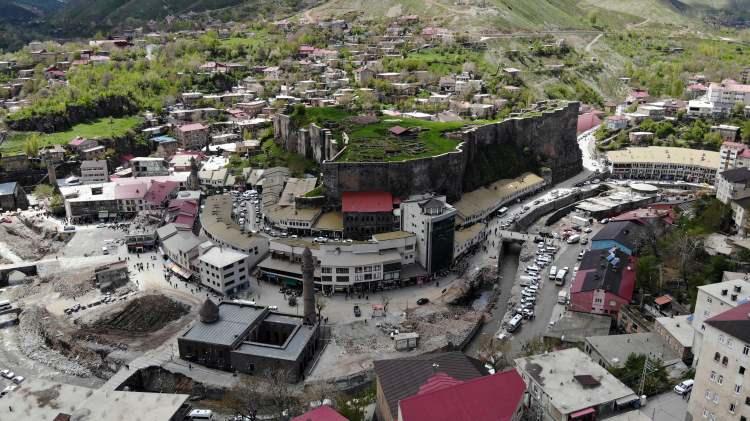 <p>Bitlis'te Çevre, Şehircilik ve İklim Değişikliği Bakanlığı tarafından yürütülen 'Dere Üstü Islah Projesi' çerçevesinde yapılan yıkımın ardından onlarca tarihi yapı gün yüzüne çıktı.</p>