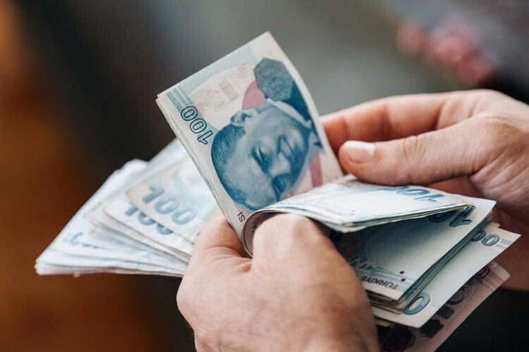 <p>Konuyu daha net hale getirmek gerekirse, 5434 sayılı Kanun’un ek 70’inci maddesine göre; zam, tazminat ve ödenekler ile benzeri ödemeler toplamına karşılık gelmek üzere, 657 sayılı Devlet Memurları Kanunu’na tabi En Yüksek Devlet Memuru Aylığı (ek gösterge dâhil) brüt tutarının; -Ek göstergesi 8400 ve daha yüksek olanlarda % 255’ına,- Ek göstergesi 7600 (dâhil) -8400 (hariç) arasında olanlarda % 215’üne, -Ek göstergesi 6400 (dahil)- 7600 (hariç) arasında olanlarda % 195’ine, -Ek göstergesi 4800 (dahil)- 6400 (hariç) arasında olanlarda % 165’sine, -Ek göstergesi 3600 (dahil)- 4800 (hariç) arasında olanlarda % 145’ine, -Ek göstergesi 2200 (dahil) -3600 (hariç) arasında olanlarda % 85’ine, -Diğerlerinde % 55’ine, tekabül eden miktarı emeklilik keseneğine ve kurum karşılığına tabi tutulmaktadır.</p>

<p> </p>
