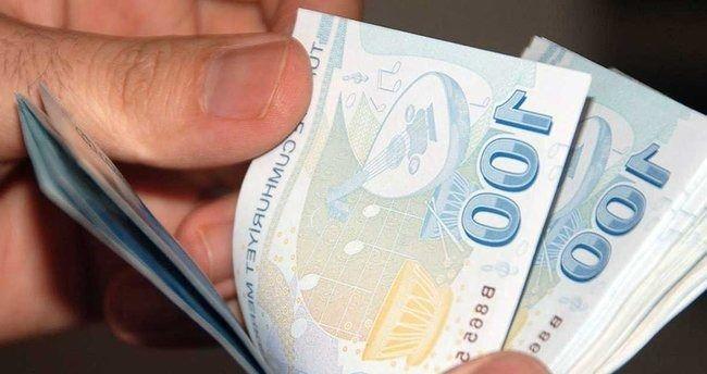<p>Bu maddeye göre, 3.000 ek göstergeli çalışan bir personelin emekli keseneğine esas tutarına yani 9500* 0,235445*% 85 = 1.901,21 TL ilave edilerek % 14 kesinti yapılırken emekli olan aynı personelin emekli maaşına esas unsurlarına bu tutar kadar ilave edilmektedir. Bu personelin ek göstergesinin 3.600 olduğunda ise 9500* 0,235445*% 145 = 3.243,25 TL ilave edilerek %14 kesinti yapılırken emekli olan aynı personelin emekli maaşına esas unsurlarına bu tutar kadar ilave edilmektedir. Dolayısıyla çalışırken emekli kesintisi nedeniyle maaşı düşen personel emekli olduğunda maaşına yapılan ilaveden dolayı bayram yapmaktadır. Ayrıca bu tutar emekli ikramiyesi hesabına da yansımaktadır.</p>

<p> </p>
