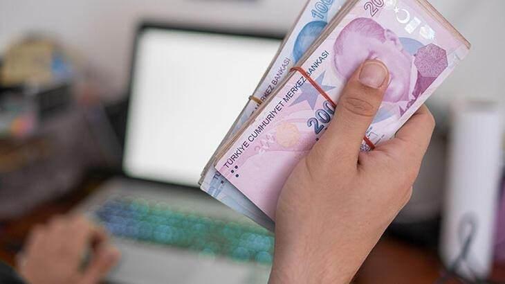 <p>2200 ek göstergeli, evli ve çocuksuz, 25 yıllık hizmeti olan imam 7.814,07 TL maaş alırken aynı imam 3600 ek göstergeli olması halinde 7.671,94 TL alacaktır. Maaştaki düşüş 142 TL’dir.</p>
<p>3000 ek göstergeli, evli ve çocuksuz, 25 yıllık hizmeti olan öğretmen 8.288,99 TL maaş alırken aynı öğretmen 3600 ek göstergeli olması halinde 8.146,86 TL alacaktır. Maaştaki düşüş 142 TL’dir.</p>