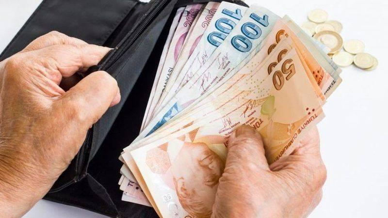 <p><strong>3- Emekli ikramiyesi açısından 5510 sayılı Kanun'a tabi memurla 5434 sayılı Kanuna tabi memur açısından 3600 ek gösterge farklı mı uygulanacak?</strong></p>
<p>5510 sayılı Kanun’la 15.10.2008 sonrası memuriyete başlayanların emekli emekli ikramiyesi de 5434 sayılı Kanun'a tabi olanlar gibi olduğundan bunlar da emekli ikramiyesi artışından yararlanacaklardır. Dolayısıyla 5510 sayılı Kanun'a tabi olan 1.10.2008 tarihinden sonra göreve başlayan memurların emekli maaşındaki dezavantaj emekli ikramiyesi açısından söz konusu olmayacaktır.</p>