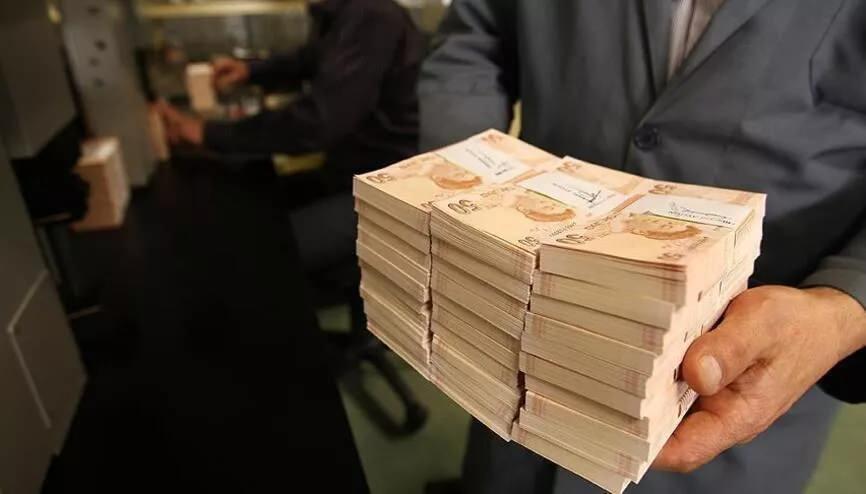 <p><strong>5- KİT’lerdeki sözleşmeli personel de 3600 ek göstergeden yararlanacak mı?</strong></p>
<p>Kamu İktisadi Teşebbüsleri'nde sözleşmeli olarak görev yapan personel de 3600 ek göstergeden yararlanacaktır. KİT’lerde görev yapan sözleşmeli personel emeklilik açısından memurların tabi olduğu emeklilik rejimine tabidir. Daha açık ifadeyle 01.10.2008 tarihinden önce sözleşmeli olanlar 5434 sayılı Kanun'a tabi olacak, 01.10.2008 tarihinden sonra göreve başlayan sözleşmeli personel de 5510 sayılı Kanun'un 4/c maddesine tabi olacaklardır.</p>
<p>KİT’lerde görev yapan sözleşmeli personel arasında 3600 ek göstergeden yararlanacak personel unvanları yer almaktadır. Yani müdür yardımcısı, hemşire ve öğretmen unvanlarında sözleşmeli personel bulunmaktadır.</p>