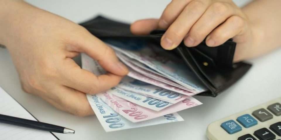<p><strong>7- Ek göstergesi 2.200’den 3.600’e yükselenlerin emekli maaşını nasıl etkilediğini ilişkin örnekler verebilir misiniz?</strong></p>

<p>Yıllardır emekliliği geldiği halde maaşlarındaki şok düşüşten korktukları için emekli olamayan şube müdürü ve eşiti görevlerde bulunan yöneticiler adeta bu haberle bayram ettiler. Çünkü mevcut düzenlemeye göre şube müdürü ile memurun emekli maaşı arasında fark bulunmamaktadır. Taahhüt edilen düzenleme gerçekleşirse 30 yıl üzerinden emekli olan şube müdürü ve eşiti görevlerde bulunan yöneticilerin emekli aylığı 5.470,61 TL iken ek gösterge 3.600 olduğunda bu aylık tutarı 6.861,42 TL’ye yükseltilecektir. Aradaki emekli maaş farkı ise 1.390,81 TL olacaktır.</p>

<p>Bu şube müdürü ve eşiti görevlerde bulunan yöneticilerin emekli ikramiyesi ise 197.257,62 TL iken ek gösterge 3.600 olduğunda bu tutar 247.407 TL’ye yükseltilecektir. Aradaki ikramiye farkı ise 50.149 TL olacaktır. Hizmet süresi arttıkça da hem emekli maaşı hem de emekli ikramiyesi arasındaki fark artarak devam edecektir.</p>
