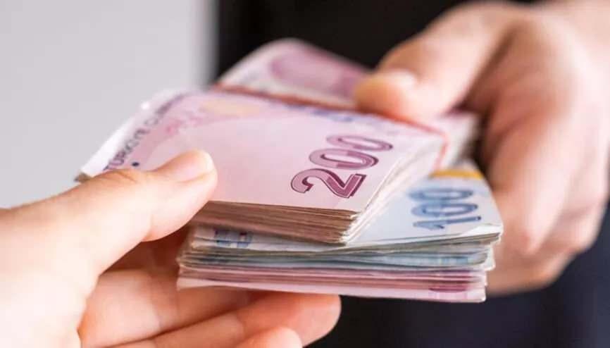 <p><strong>8- 3.600 ek göstergenin kapsamı genişleyecek mi?</strong></p>

<p>Yapılan açıklamalar neticesinde 3.600 ek göstergenin çıkarılacağı hemen hemen kesinleşti. Ancak, 3.600 ek göstergenin kapsamı ile nasıl bir formülle uygulamaya geçirileceği konusundaki tartışma hala devam ediyor. Sendikalar bütün çalışanların ek gösterge düzenlemesinin kapsamına alınmasını arzu ediyor. Hatta ek göstergesiz personel için de ek gösterge istiyor. Sendikalar da bu talebi karşılamanın zor olduğunu biliyor. “Biz istedik onlar vermedi” mantığı maalesef burada da kendini gösteriyor.</p>

<p>Gelinen noktada bu işin çok boyutlu ve çok kapsamlı bir çalışmayı gerektirdiği ortaya çıktığı için süreç ister istemez uzuyor ve istenen uzlaşı sağlanamıyor. Nihayetinde yapılan çalışma doğrudan veya dolaylı olarak 5 milyondan fazla kişiyi ilgilendiriyor. Ayrıca eksik bırakılan her konu ilerleyen zaman diliminde problem olarak ortaya çıkacağı için çalışma dikkatle yürütülüyor. Elbette yapılan her yeni düzenleme bütün kesimleri memnun etmeyecek ve geride bir kısım küskün kitlesi oluşturacaktır.</p>
